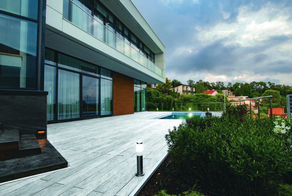 How to Choose the Color of Your Decking: Designers’ Recommendations and Practical Tips